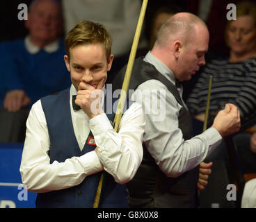 Ali carter (à gauche) et Stuart Bingham pendant la première journée des Championnats du monde de Betfred Snooker au Crucible Theatre, Sheffield. Banque D'Images