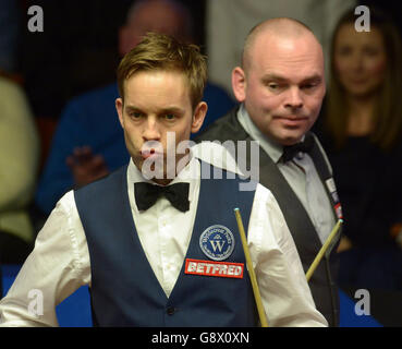 Ali carter (à gauche) et Stuart Bingham pendant la première journée des Championnats du monde de Betfred Snooker au Crucible Theatre, Sheffield. Banque D'Images