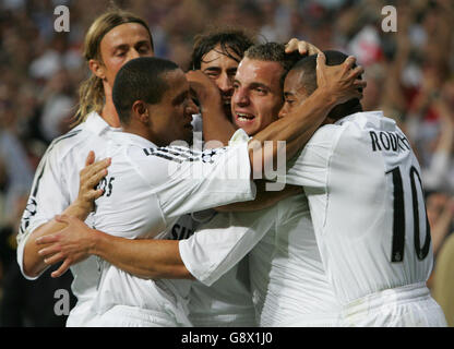 Football - Ligue des champions de l'UEFA - Groupe F - Real Madrid v Olympiakos - Santiago Bernabeu.Roberto Soldado, du Real Madrid, célèbre son vainqueur avec ses coéquipiers Banque D'Images