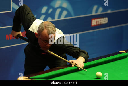 Martin Gould en action contre Ding Junhui lors du cinquième jour des Championnats du monde de Betfred Snooker au Crucible Theatre, Sheffield. Banque D'Images