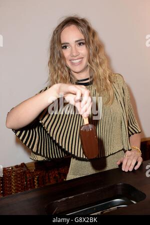 Suki Waterhouse participe à la fête de lancement de Magnum Double : la gamme la plus gourmande de de Magnum disponible en trois saveurs, y compris une nouvelle saveur de beurre de cacahuète Magnum, à One Horse Guards Avenue à Londres. Banque D'Images