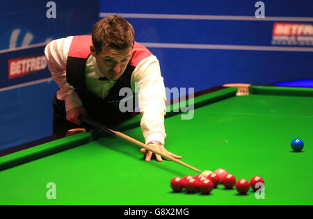 Michael Holt lors de son match avec Mark Williams lors du septième jour des Championnats du monde de Betfred Snooker au Crucible Theatre, Sheffield. Banque D'Images