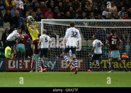 Tom Heaton, gardien de but de Burnley, enregistre un cliché lors du match du championnat Sky Bet à Deepdale, Preston. APPUYEZ SUR ASSOCIATION photo. Date de la photo: Vendredi 22 avril 2016. Voir PA Story SOCCER Preston. Le crédit photo devrait se lire: Martin Rickett/PA Wire. Banque D'Images