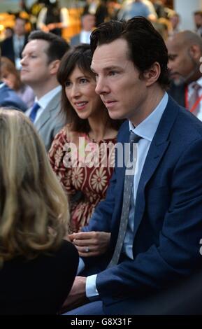 Benoît Cumberbatch et sa femme Sophie Hunter attendent l'arrivée du président américain Barack Obama au Lindley Hall de Westminster, Londres, où il a tenu une réunion de style mairie et répondu aux questions des Britanniques ordinaires. Banque D'Images