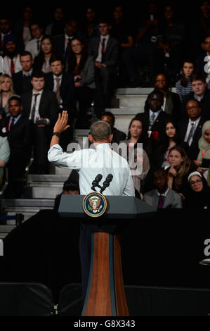 LE président AMÉRICAIN Barack Obama s'adresse aux membres de l'audience du Lindley Hall à Westminster, Londres, où il a tenu une réunion de style mairie et a répondu aux questions des Britanniques ordinaires. Banque D'Images