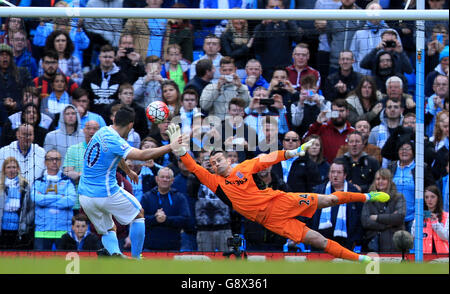 Manchester City v Stoke City - Barclays Premier League - Etihad Stadium.Sergio Aguero, de Manchester City, marque son deuxième but à partir de la zone de pénalité Banque D'Images