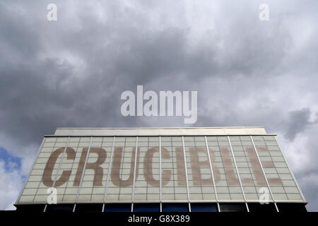 Une vue générale du théâtre Crucible pendant le huitième jour des Championnats du monde de Betfred Snooker au théâtre Crucible, Sheffield. APPUYEZ SUR ASSOCIATION photo. Date de la photo: Samedi 23 avril 2016. Voir PA Story SNOOKER World. Le crédit photo devrait se lire comme suit : Tim Goode/PA Wire Banque D'Images