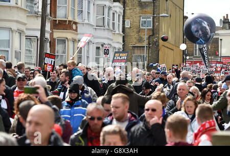 Charlton Athletic v Brighton et Hove Albion - Sky Bet Championship - The Valley.Les fans de Charlton protestent contre le propriétaire Roland Duchatelet après une relégation avant le match du championnat Sky Bet à la Valley, Charlton. Banque D'Images