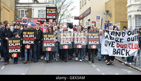 Les fans de Charlton protestent contre le propriétaire Roland Duchatelet après une relégation avant le match du championnat Sky Bet à la Valley, Charlton. Banque D'Images