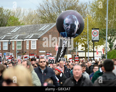 Charlton Athletic v Brighton et Hove Albion - Sky Bet Championship - The Valley.Les fans de Charlton protestent contre le propriétaire Roland Duchatelet après une relégation avant le match du championnat Sky Bet à la Valley, Charlton. Banque D'Images