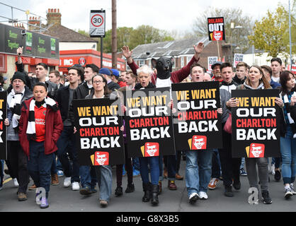 Les fans de Charlton protestent contre le propriétaire Roland Duchatelet après une relégation avant le match du championnat Sky Bet à la Valley, Charlton. Banque D'Images