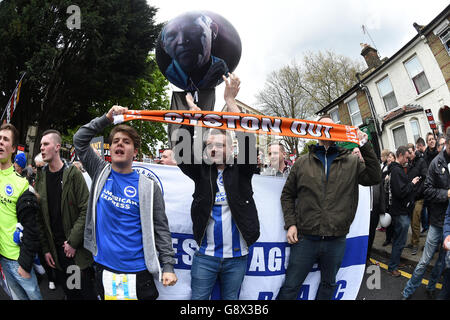 Les fans de Charlton et Brighton protestent contre le propriétaire Roland Duchatelet après une relégation avant le match du championnat Sky Bet à la Valley, Charlton. Banque D'Images