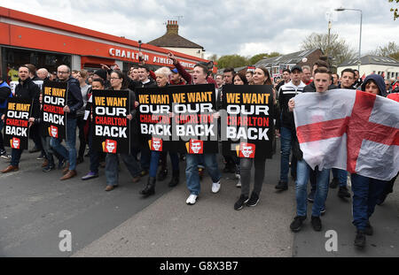 Les fans de Charlton protestent contre le propriétaire Roland Duchatelet après une relégation avant le match du championnat Sky Bet à la Valley, Charlton. Banque D'Images