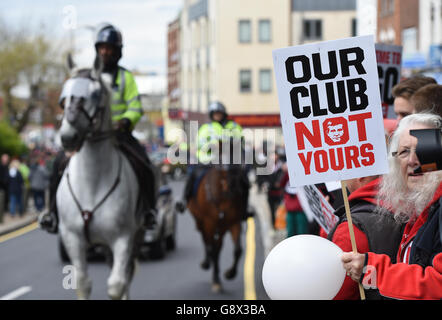 Les fans de Charlton protestent contre le propriétaire Roland Duchatelet après une relégation avant le match du championnat Sky Bet à la Valley, Charlton. Banque D'Images