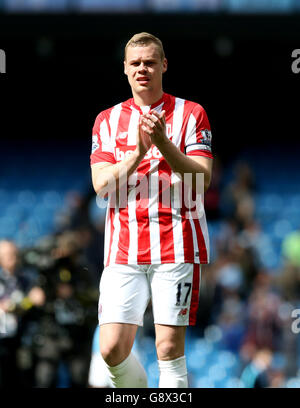 Ryan Shawcross de Stoke City semble abattu lors du dernier coup de sifflet après le match de la Barclays Premier League au Etihad Stadium de Manchester. Banque D'Images