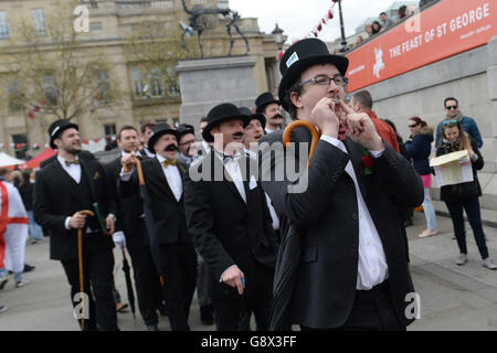 Les membres du public se joignent aux célébrations de la Saint-Georges à Trafalgar Square, à Londres. Banque D'Images