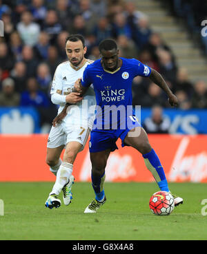 Leicester City / Swansea City - Barclays Premier League - King Power Stadium.Jeffrey Schlupp (à droite) de Leicester City et Leon Britton de Swansea City se battent pour le ballon. Banque D'Images