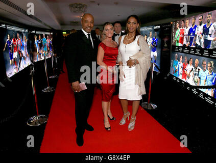 Brendon Batson (à gauche) ancien joueur de West Bromwich Abion et directeur général adjoint de l'Association des footballeurs professionnels à partir de 1984-2002 avec ses invités arrivant pour les PFA Awards à l'hôtel Grosvenor House, Londres. Banque D'Images