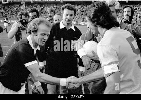 Football - coupe du monde Allemagne de l'Ouest 1974 - Groupe deux - Brésil / Ecosse - Stade Wald.Les deux capitaines, Billy Bremner (l) d'Écosse et Piazza (r) du Brésil, se secouent la main avant le match Banque D'Images