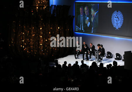 (Gauche-droite) Michael O'Neil, directeur de la République d'Irlande du Nord, Martin O'Neil, directeur de l'Angleterre, Roy Hodgson, directeur du pays de Galles, Chris Coleman, et Manish Bhasin sur scène lors des PFA Awards au Grosvenor House Hotel, Londres. Banque D'Images