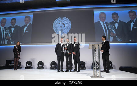 Riyad Mahrez (centre) de Leicester City avec le prix du joueur PFA de l'année 2016 lors des PFA Awards au Grosvenor House Hotel, Londres. Banque D'Images