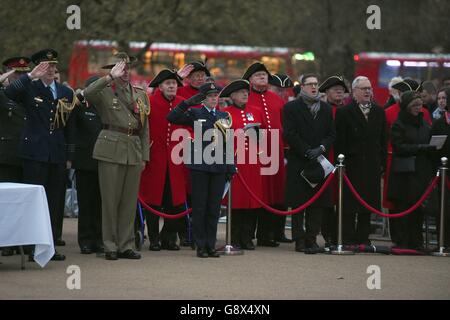 Des vétérans lors d'un service à l'aube au soldat inconnu à Wellington Arch, Londres, pour marquer le début des commémorations de la journée d'Anzac au Royaume-Uni. Banque D'Images