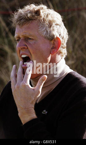 Colin Montgomerie d'Écosse sur le sixième green lors de la troisième partie des Dunhill Links Championships au parcours de golf de Kingsbarns, Fife, Écosse, le samedi 1er octobre 2005.APPUYEZ SUR ASSOCIATION photo.Le crédit photo devrait se lire comme suit : Andrew Milligan/PA. Banque D'Images