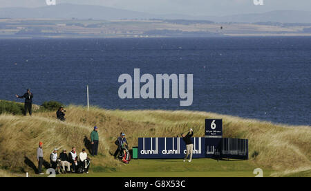 Scotland Colin Montgomerie sur le sixième tee lors de la troisième partie des Dunhill Links Championships au parcours de golf de Kingsbarns, Fife, Écosse, le samedi 1er octobre 2005.APPUYEZ SUR ASSOCIATION photo.Le crédit photo devrait se lire comme suit : Andrew Milligan/PA. Banque D'Images