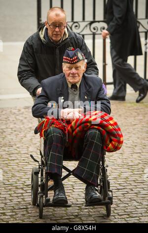 Les clients arrivent à l'abbaye de Westminster, à Londres, pour un service organisé dans le cadre des commémorations de la journée d'Anzac au Royaume-Uni. Banque D'Images