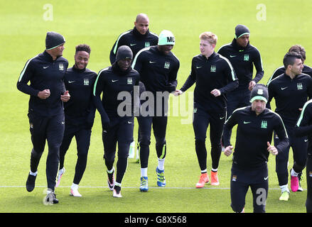 Vincent Kompany de Manchester City (à gauche) avec Raheem Sterling, Bacary Sagna, Eliaquim Mangala et Kevin de Bruyne (à droite), au cours d'une séance de formation au campus Etihad de Manchester. Banque D'Images