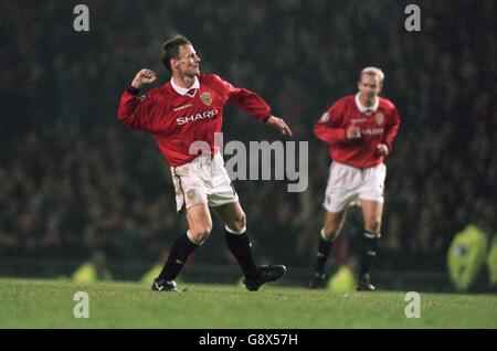 Football - Ligue des champions de l'UEFA - Manchester United / Kosice.Teddy Sheringham de Manchester United célèbre son but de dernière minute Banque D'Images