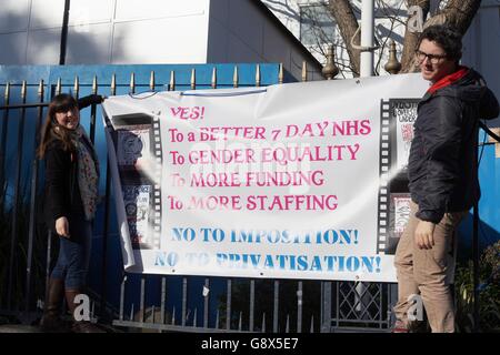 La ligne de piquetage devant le King's College Hospital de Londres, alors que des milliers de médecins juniors ont commencé la première grève complète dans l'histoire du NHS après que le secrétaire de la Santé ait déclaré que le gouvernement ne serait pas « chantage » pour abandonner son engagement manifeste pour un service de santé de sept jours. Banque D'Images