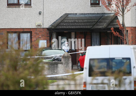 Des officiers de police judiciaire sur les lieux de Kilcronin Close, dans l'ouest de Dublin, où un homme, âgé de 30 ans, a été abattu par balle dans un meurtre de type gangland, environ deux heures après qu'un républicain dissident présumé ait été assassiné dans son pub. Banque D'Images