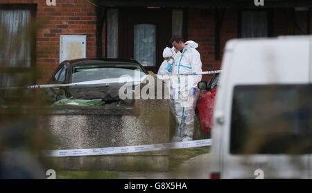 Des officiers de police judiciaire sur les lieux de Kilcronin Close, dans l'ouest de Dublin, où un homme, âgé de 30 ans, a été abattu par balle dans un meurtre de type gangland, environ deux heures après qu'un républicain dissident présumé ait été assassiné dans son pub. Banque D'Images