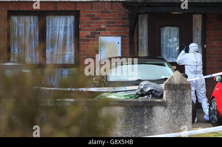 Des officiers de police judiciaire sur les lieux de Kilcronin Close, dans l'ouest de Dublin, où un homme, âgé de 30 ans, a été abattu par balle dans un meurtre de type gangland, environ deux heures après qu'un républicain dissident présumé ait été assassiné dans son pub. Banque D'Images