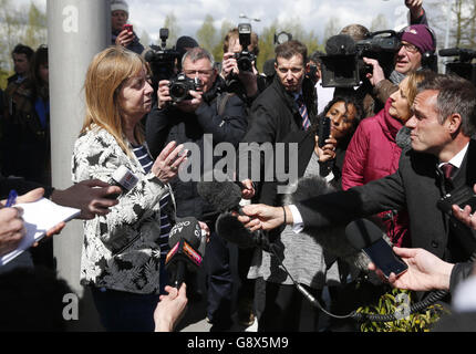 Margaret Aspinall, présidente du Groupe de soutien aux familles de Hillsborough, s'adresse aux médias à l'extérieur de l'enquête Hillsborough à Warrington, où le jury de l'enquête a conclu que les 96 fans de Liverpool morts dans la catastrophe de Hillsborough avaient été tués illégalement. Banque D'Images