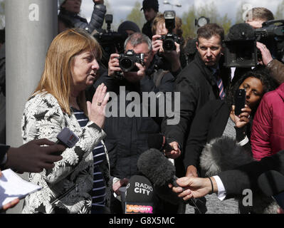 Margaret Aspinall, présidente du Groupe de soutien aux familles de Hillsborough, s'adresse aux médias à l'extérieur de l'enquête Hillsborough à Warrington, où le jury de l'enquête a conclu que les 96 fans de Liverpool morts dans la catastrophe de Hillsborough avaient été tués illégalement. Banque D'Images