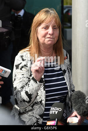 Margaret Aspinall, présidente du Groupe de soutien aux familles de Hillsborough, s'adresse aux médias à l'extérieur des enquêtes de Hillsborough à Warrington, où le jury d'enquête a conclu que les 96 fans de Liverpool morts dans la catastrophe de Hillsborough avaient été tués illégalement. Banque D'Images