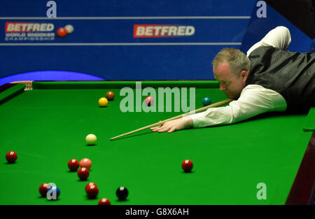 John Higgins à la table dans son match contre Alan McManus pendant le onze jour des Championnats du monde de Betfred Snooker au Crucible Theatre, Sheffield. Banque D'Images