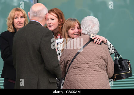 La présidente du Groupe de soutien aux familles Hillsborough, Margaret Aspinall (deuxième de droite), dont le fils James est mort dans la catastrophe de Hillsborough, fait l'accolades lorsqu'elle quitte une conférence de presse à Warrington, Après l'enquête de Hillsborough, le jury a conclu que les 96 fans de Liverpool morts dans la catastrophe de Hillsborough ont été tués illégalement. Banque D'Images