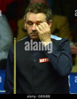 Alan McManus réagit dans son match contre John Higgins lors du onze jour des Championnats du monde de Betfred Snooker au Crucible Theatre, Sheffield. Banque D'Images