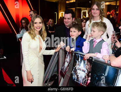 Elizabeth Olsen rencontre Ethan Miller, âgé de sept ans, de Southend, Essex, qui souffre de la maladie du sang rare ITP ainsi que du diabète de type 1 pendant la première européenne de Captain America : Guerre civile tenue à vue Westfield à Shepherd's Bush, Londres. APPUYEZ SUR ASSOCIATION photo. Date de la photo: Mardi 26 avril 2016. Voir l'histoire de l'équipe de projet, LE capitaine SHOWBIZ. Le crédit photo devrait se lire comme suit : Ian West/PA Wire Banque D'Images