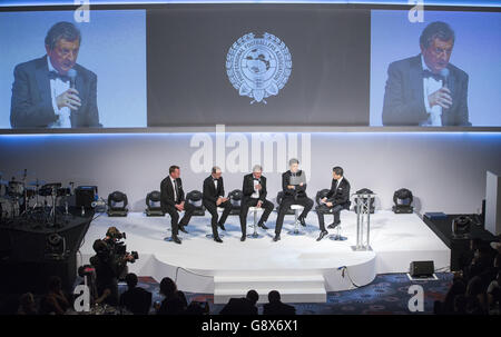 (G-D) Michael O'Neil, directeur de la République d'Irlande du Nord, Martin O'Neil, directeur de l'Angleterre, Roy Hodgson, directeur du pays de Galles, Chris Coleman, et Manish Bhasin sur scène lors des PFA Awards au Grosvenor House Hotel, Londres. Banque D'Images