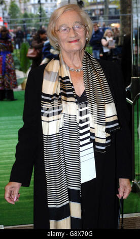 Liz Smith arrive pour la première britannique de « Wallace & Gromit: The Curse of the Were-Rabbit », à l'Odeon Leicester Square, dans le centre de Londres, le dimanche 2 octobre 2005. APPUYEZ SUR ASSOCIATION photo. Le crédit photo devrait se lire comme suit : Fiona Hanson/PA Banque D'Images