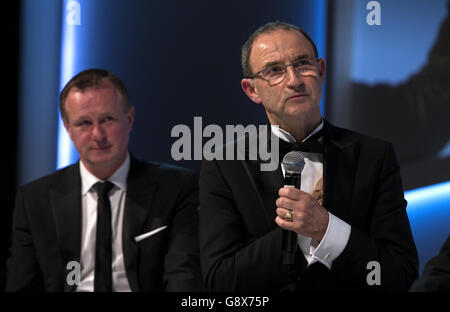 PFA Player of the Year Awards 2016 - Grosvenor House Hotel.Martin O'Neill, directeur de la République d'Irlande et Michael O'Neill, directeur de l'Irlande du Nord (à gauche) Banque D'Images