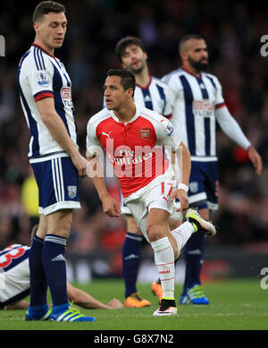 Alexis Sanchez d'Arsenal (au centre) célèbre son premier but du match alors que West Bromwich Albion est resté abattu lors du match de la Barclays Premier League à l'Emirates Stadium, Londres. Banque D'Images