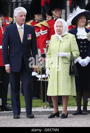 La reine Elizabeth II avant d'allumer une balise au château de Windsor dans le Berkshire, alors qu'elle célèbre son 90e anniversaire. Banque D'Images