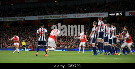 Alexis Sanchez d'Arsenal (à gauche) marque son deuxième but du jeu avec un coup de pied libre lors du match de la Barclays Premier League à l'Emirates Stadium, Londres. Banque D'Images