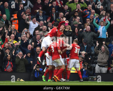 Henri Lansbury, de Nottingham Forest, est pris par ses coéquipiers après avoir marquant le troisième but du match de son côté. Banque D'Images