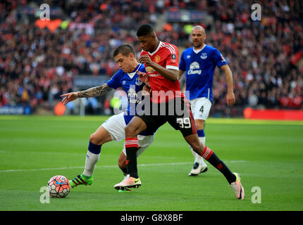 Marcus Rashford de Manchester United (à droite) et Muhamed Besic d'Everton se battent pour le ballon lors de la coupe Emirates FA, demi-finale au stade Wembley, Londres. Banque D'Images